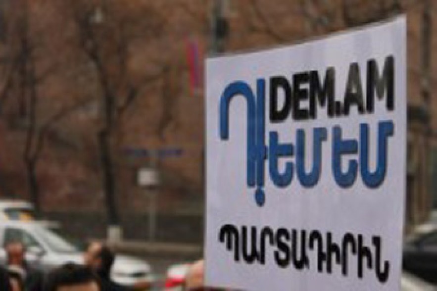 «Դեմ ենք» նախաձեռնության Ձմեռ պապերը թռուցիկներ ու կոնֆետներ են բաժանում