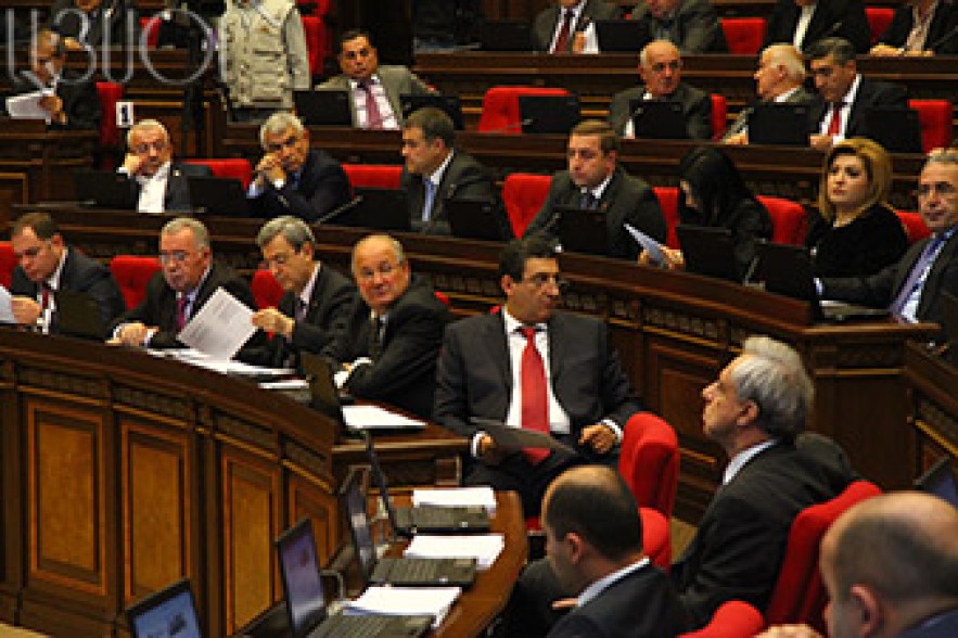 Внеочередное заседание парламента сопровождается акцией протеста