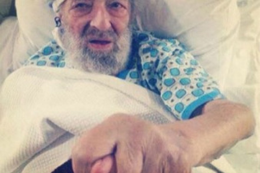 Ara Guler gives middle finger in response to his death rumors 