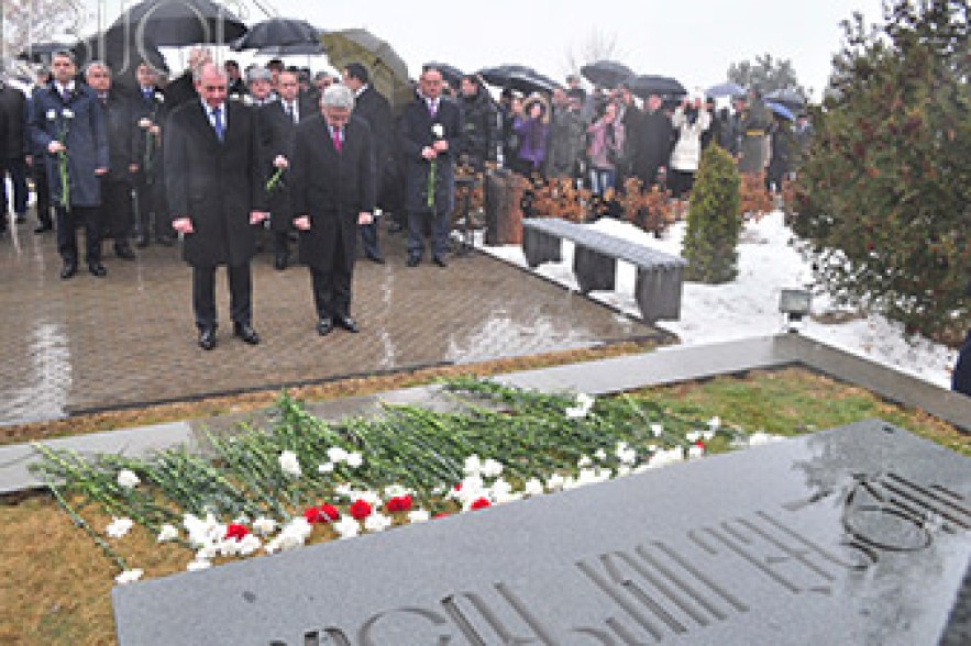 Presidents of Armenia and NKR visit Yerablur military cemetery 