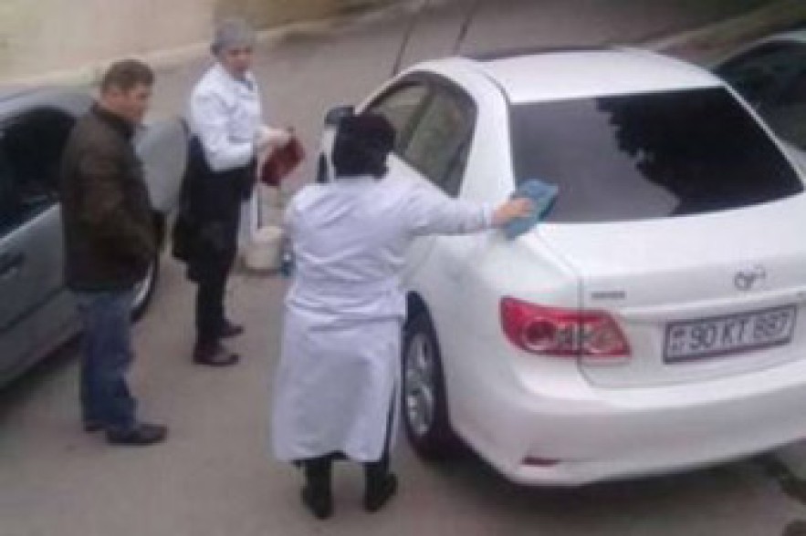 Рабовладение в Баку: Главврач заставляет медсестер мыть свою машину