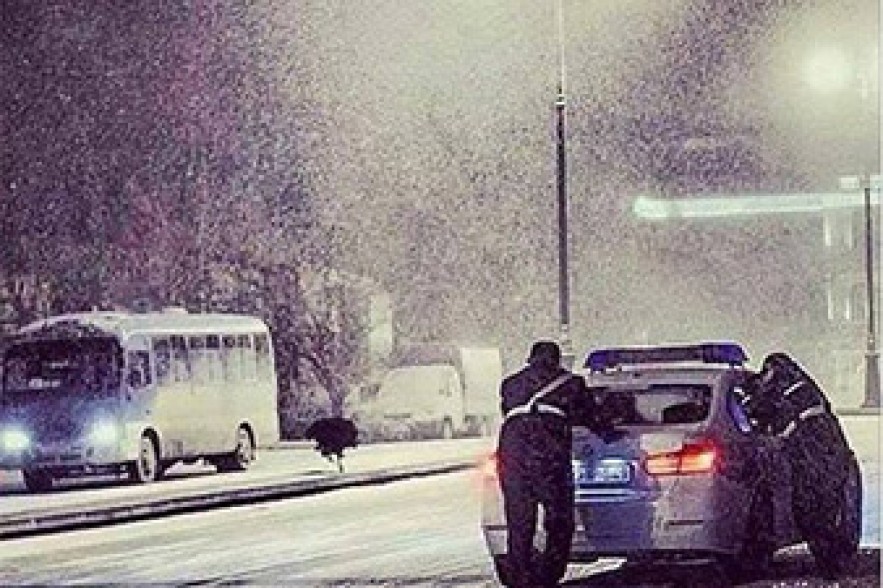 Снегопад парализовал движение в Баку