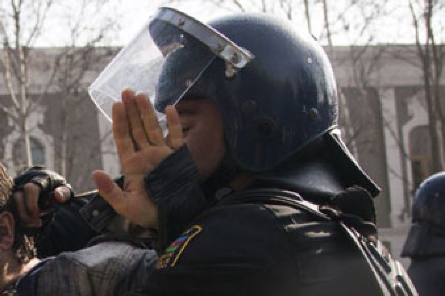 Полиция задержала протестующих студентов Бакинского госуниверситета