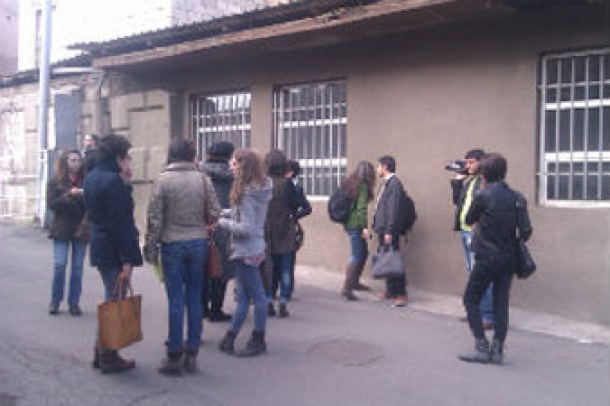 Քաղաքացիները նամակներ ու նվերներ փոխանցեցին Վարդան Պետրոսյանին. Tert.am