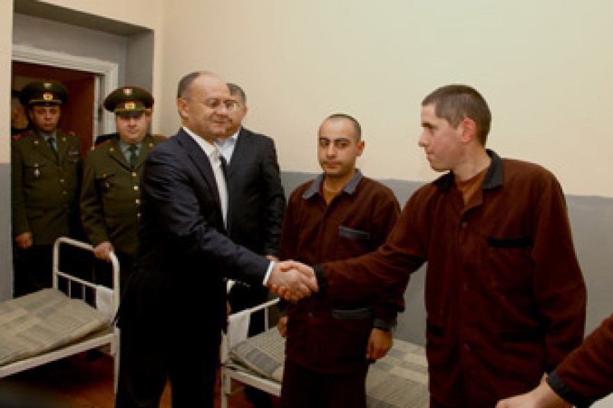 Defense minister visits Yerevan Garrison Hospital 