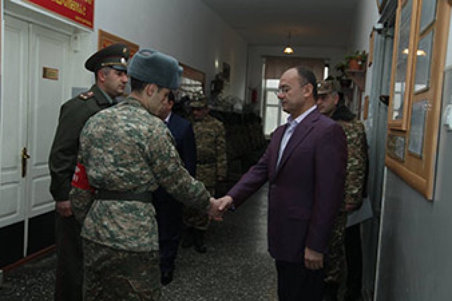 Министр обороны продолжает незапланированные визиты воинских частей 