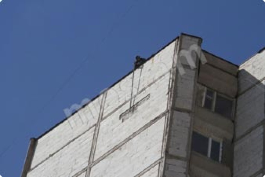 Նորաշեն թաղամասում շենքի սալիներ են պոկվել