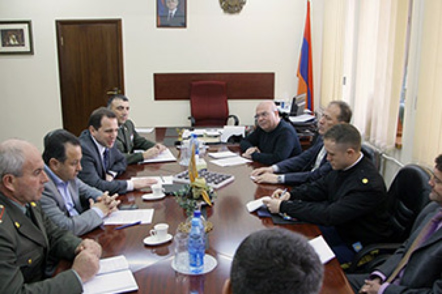 Demining issues discussed at Defense Ministry 