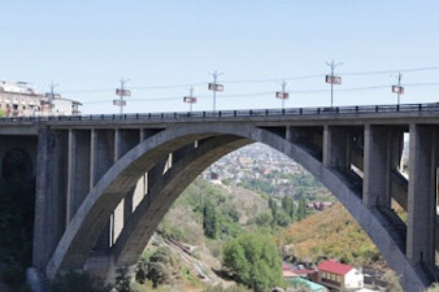 Կինն իր 1 տարեկան երեխայի հետ փորձել է նետվել Կիևյան կամրջից. shamshyan.com