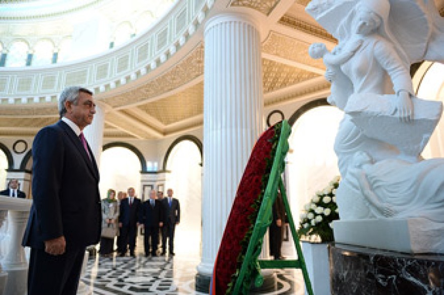 Armenian president visits Turkmenbashi mausoleum  