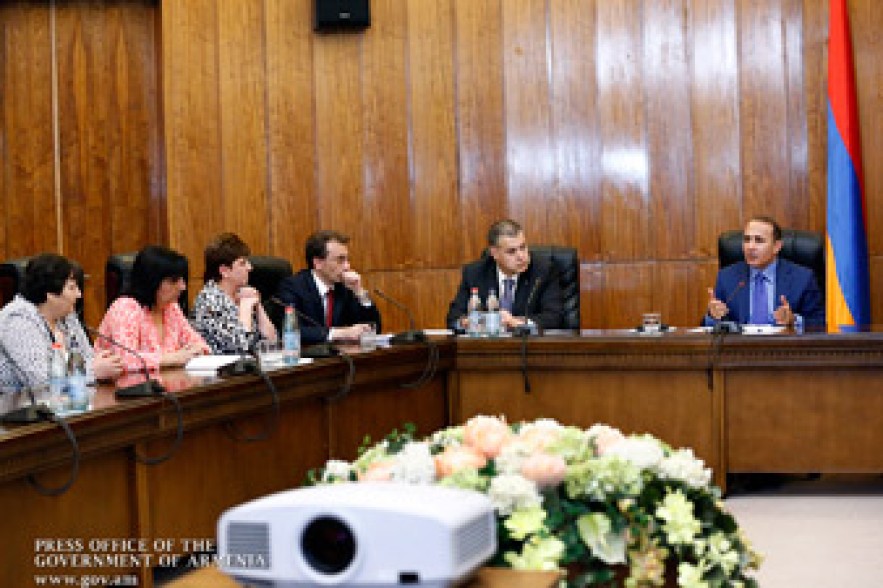 Премьер-министр Армении принял жителей ереванского квартала Фирдуси