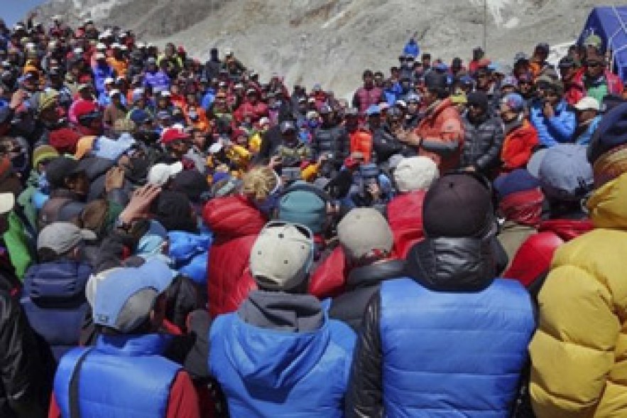 Everest avalanche: Climbers descend amid uncertainty