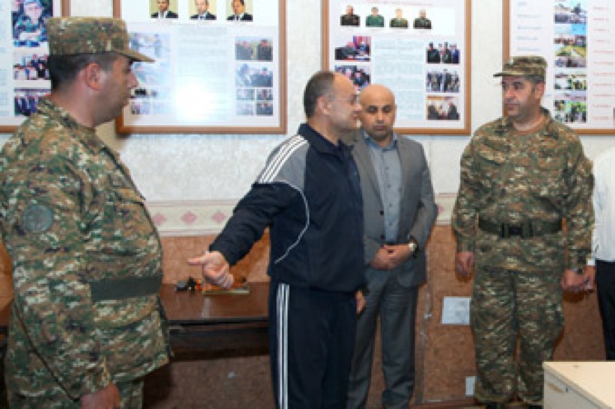 Defense minister pays surprise visit to a military unit 