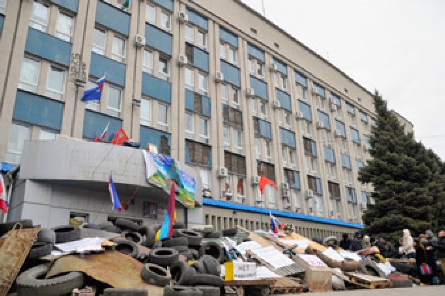 Self-defense forces seize government building in Ukraine’s Luhansk