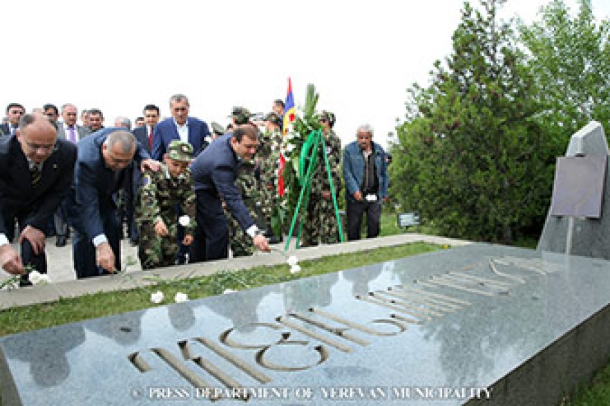 Armenian leaders visit Yerablur military cemetery 