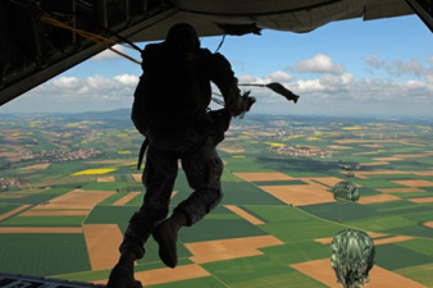 Russian, Chinese paratroopers to exchange skills in Beijing