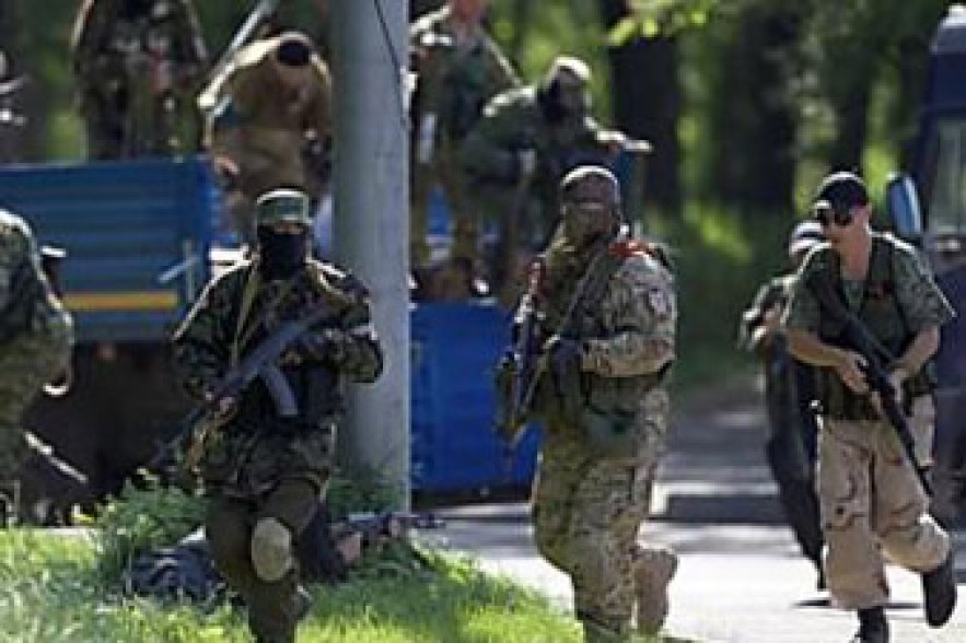 На границе Украины с РФ идет бой: пограничников штурмуют на БТР и КамАЗах 