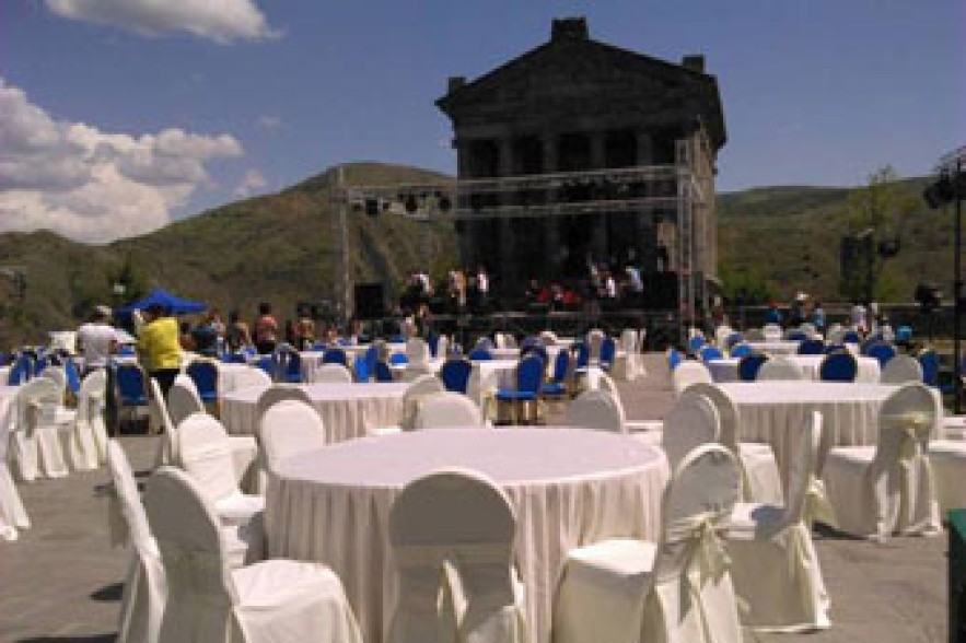 Կենտրոնական բանկը՝ Գառնու տաճարի բակում անցկացրած «քեֆի» մասին