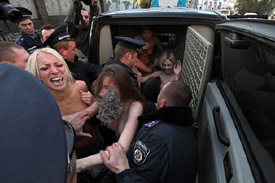 Суд во Франции оставил движение Femen без штаб-квартиры