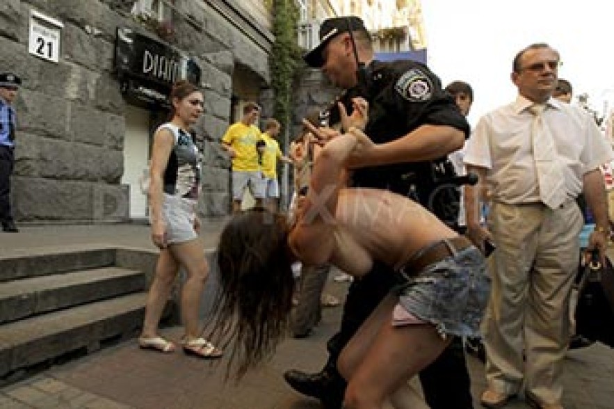 Femen-ի ակտիվիստուհիները Շվեդիայի վարչապետին ցուցադրել են իրենց կրծքերը