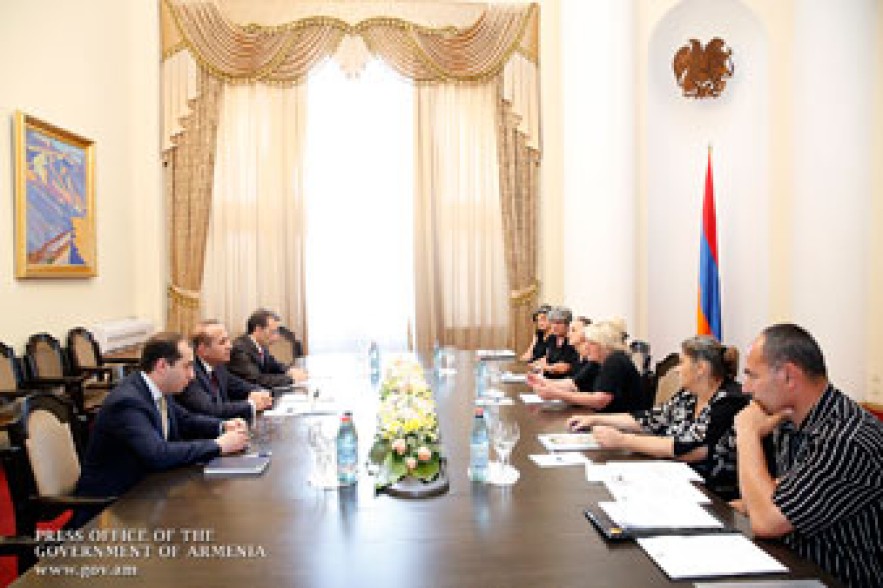 Վարչապետը խոստացել է օգնել մահացած զինվորների ծնողներին