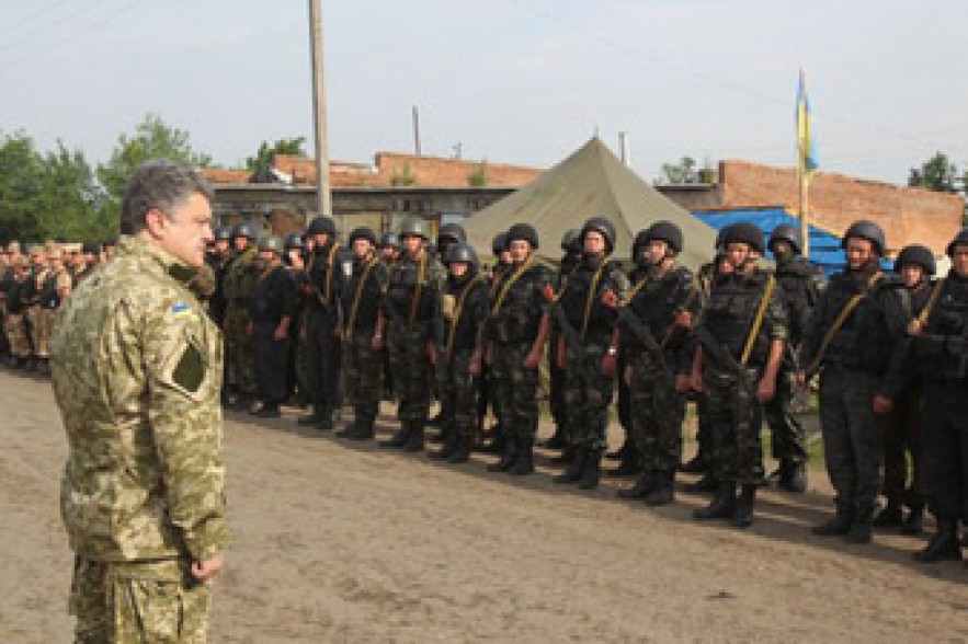 Порошенко запретил боевые действия в 40-километровой зоне падения лайнера