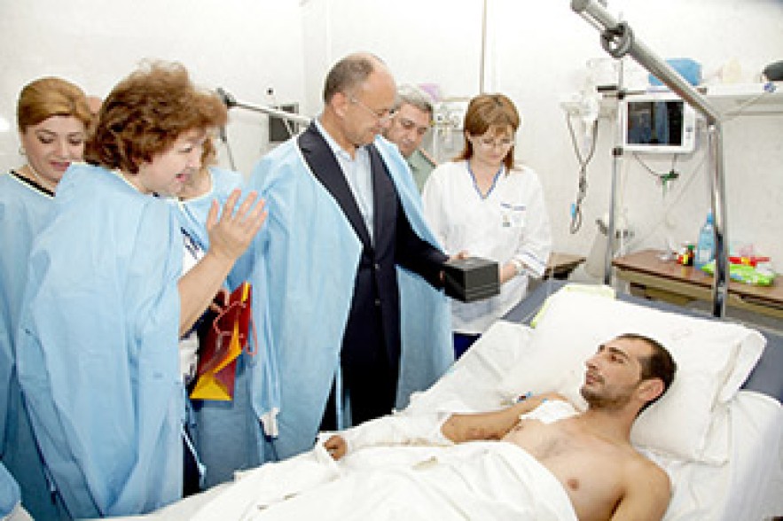 S. Ohanyan visits wounded soldiers in military hospital 