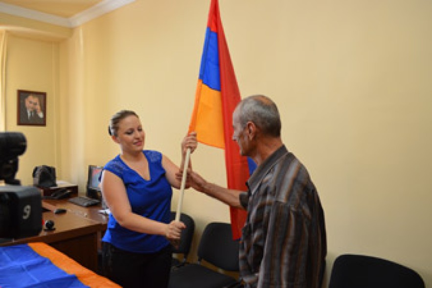 Զորակոչիկների ընտանիքների բնակարանների պատուհաններից կծածանվեն եռագույնները