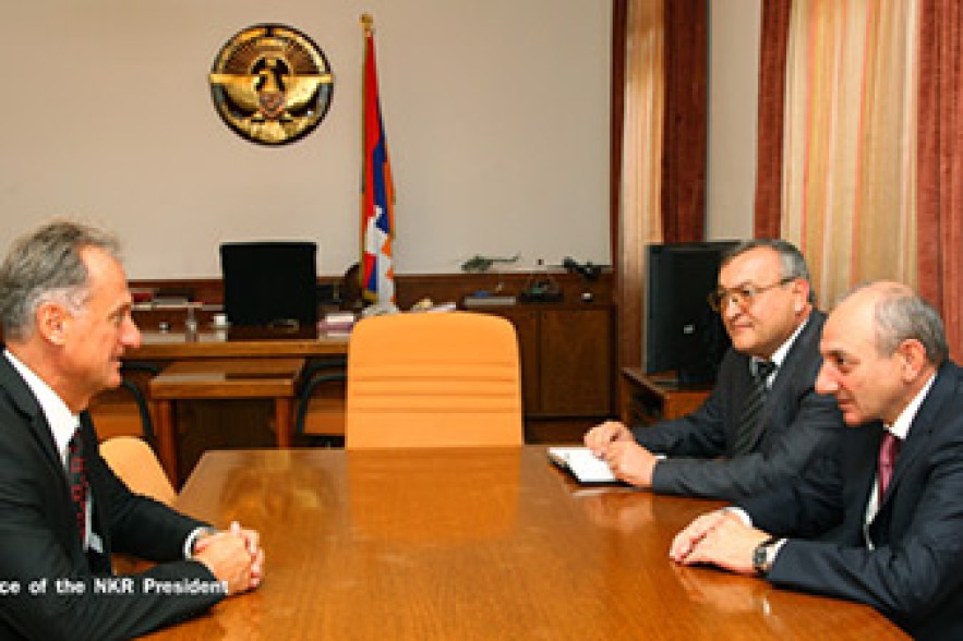 Bako Sahakyan receives Athletics Federation president Emmiyan 