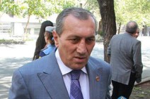 Hraparak: Suren Khachatryan promises to “skin” community heads 