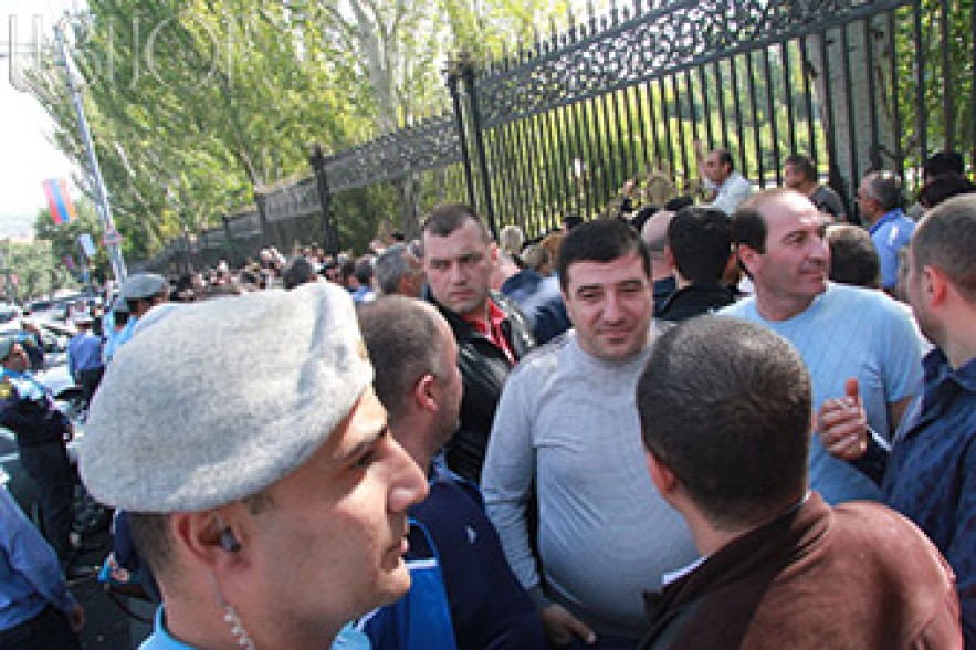 Протестующие торговцы с ярмарок встретились с депутатами 