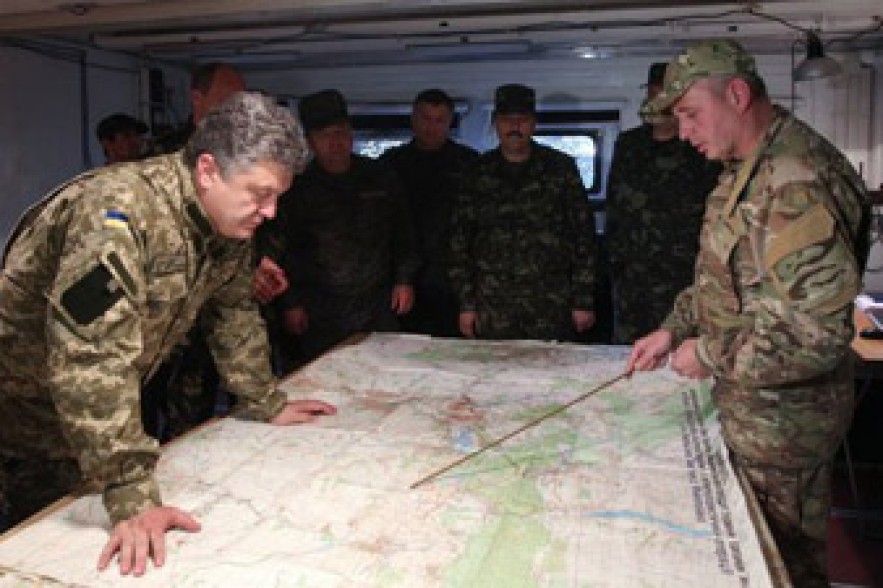 Порошенко проверяет боеготовность войск в 32 км от Донецка