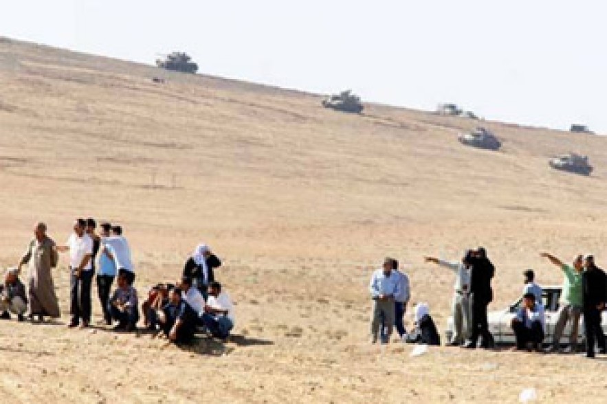 Kobane: Islamic State battles to encircle Syrian Kurds