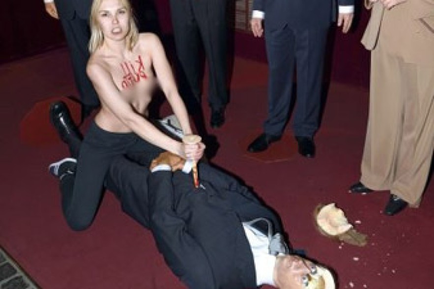 Парижский суд оштрафовал активистку FEMEN за порчу воскового Путина
