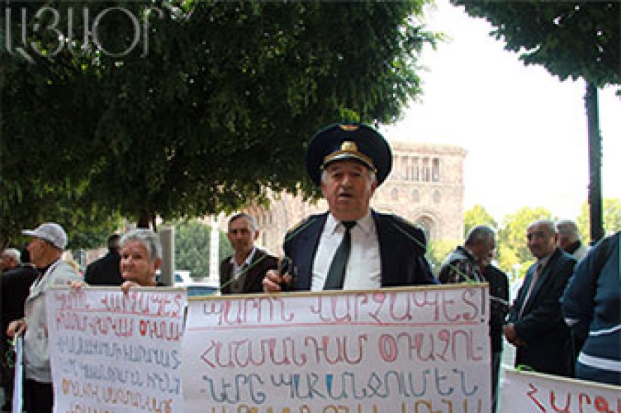 Ցուցարարները փակել են Տիգրան Մեծ փողոցը. Պահանջում են հանդիպել վարչապետին