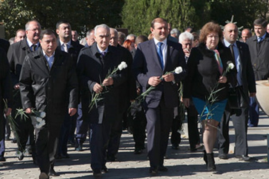Armenian parliament speaker Galust Sahakyan visits Yerablur Cemetery 