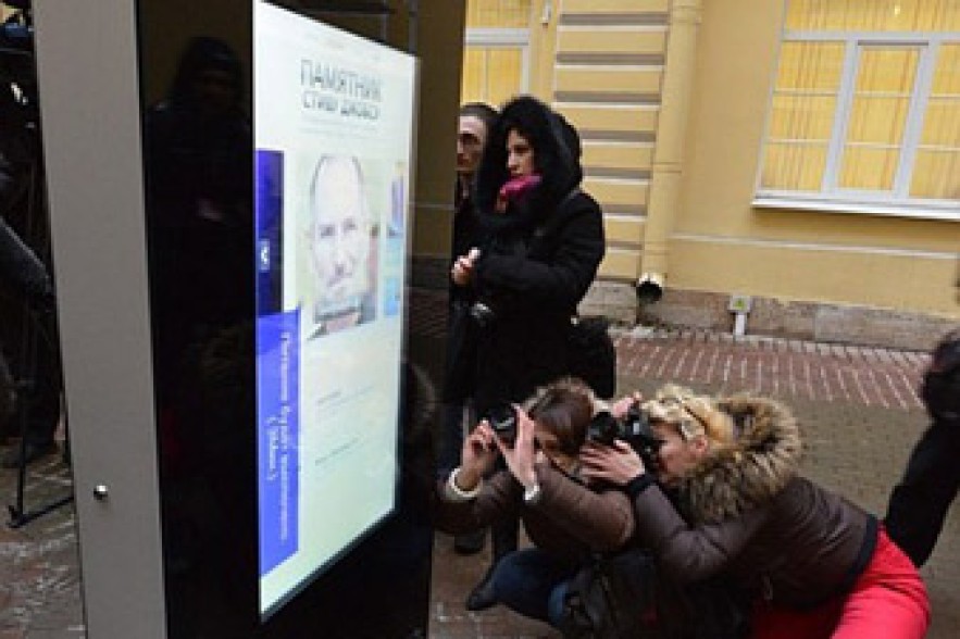 В Петербурге после заявления Тима Кука демонтировали памятник Стиву Джобсу 