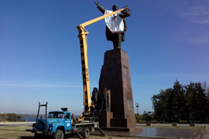 Памятник Ленину снесли в Запорожье