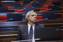 Vartan Oskanian must not lay down his parliamentary mandate