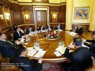 Armenian PM discusses economic development