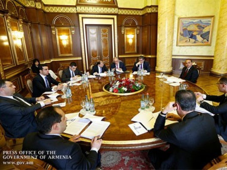 Armenian PM discusses economic development