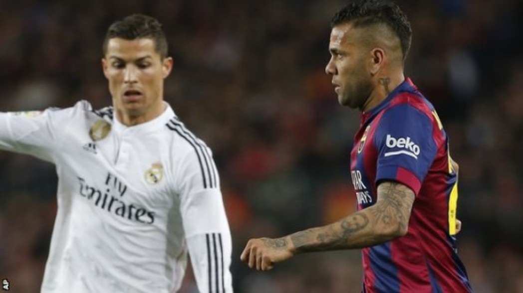 Dani Alves: Barcelona say Man Utd/Liverpool target wants to stay
