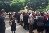 Nairit employees start sit-in outside Government Building