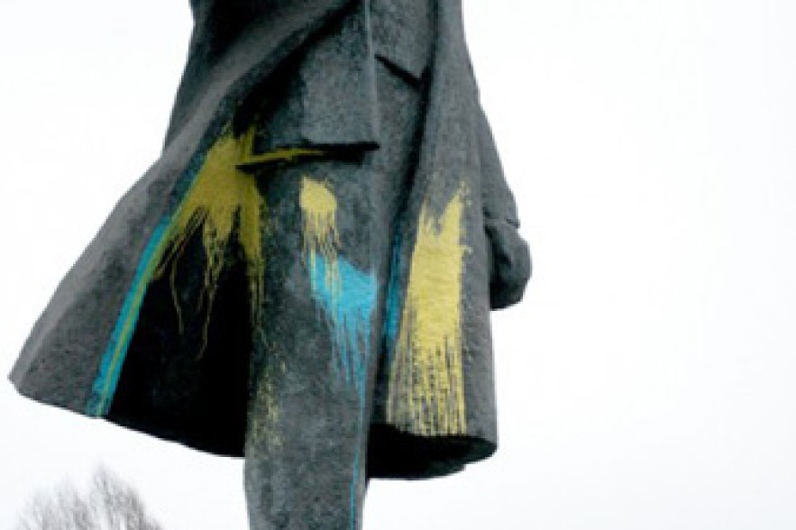 В Чернигове памятник Ленина раскрасили в цвета украинского флага
