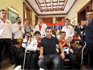 Генрих Мхитарян подарил Реабилитационному центру защитника отечества автомобиль
