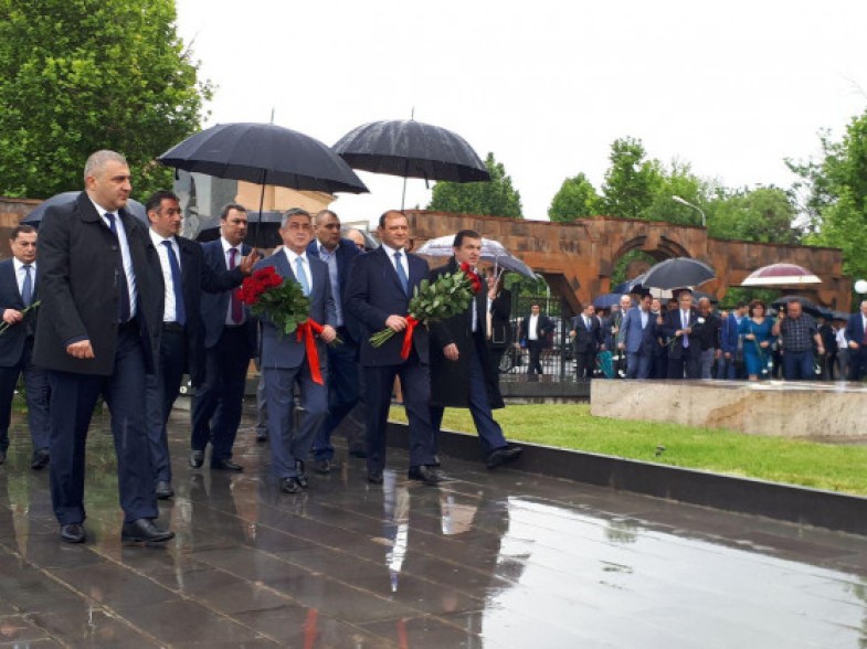 Սերժ Սարգսյանն ու ՀՀԿ անդամները հարգանքի տուրք են մատուցում Անդրանիկ Մարգարյանի հիշատակին. Լուսանկարներ