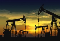 Oil dips as trade row weighs, Iran sanctions expected to cut supply
