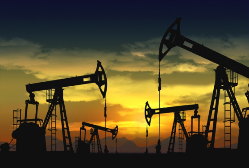 Oil dips as trade row weighs, Iran sanctions expected to cut supply