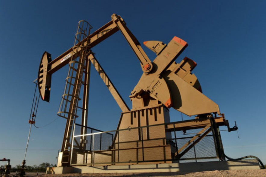 Oil dips on rising U.S. supply, but looming Iran sanctions prevent bigger fall