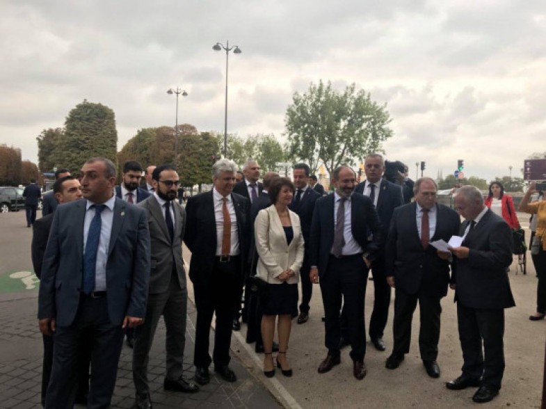 Armenia’s PM puts wreath at Komitas monument in Paris (photos, video)